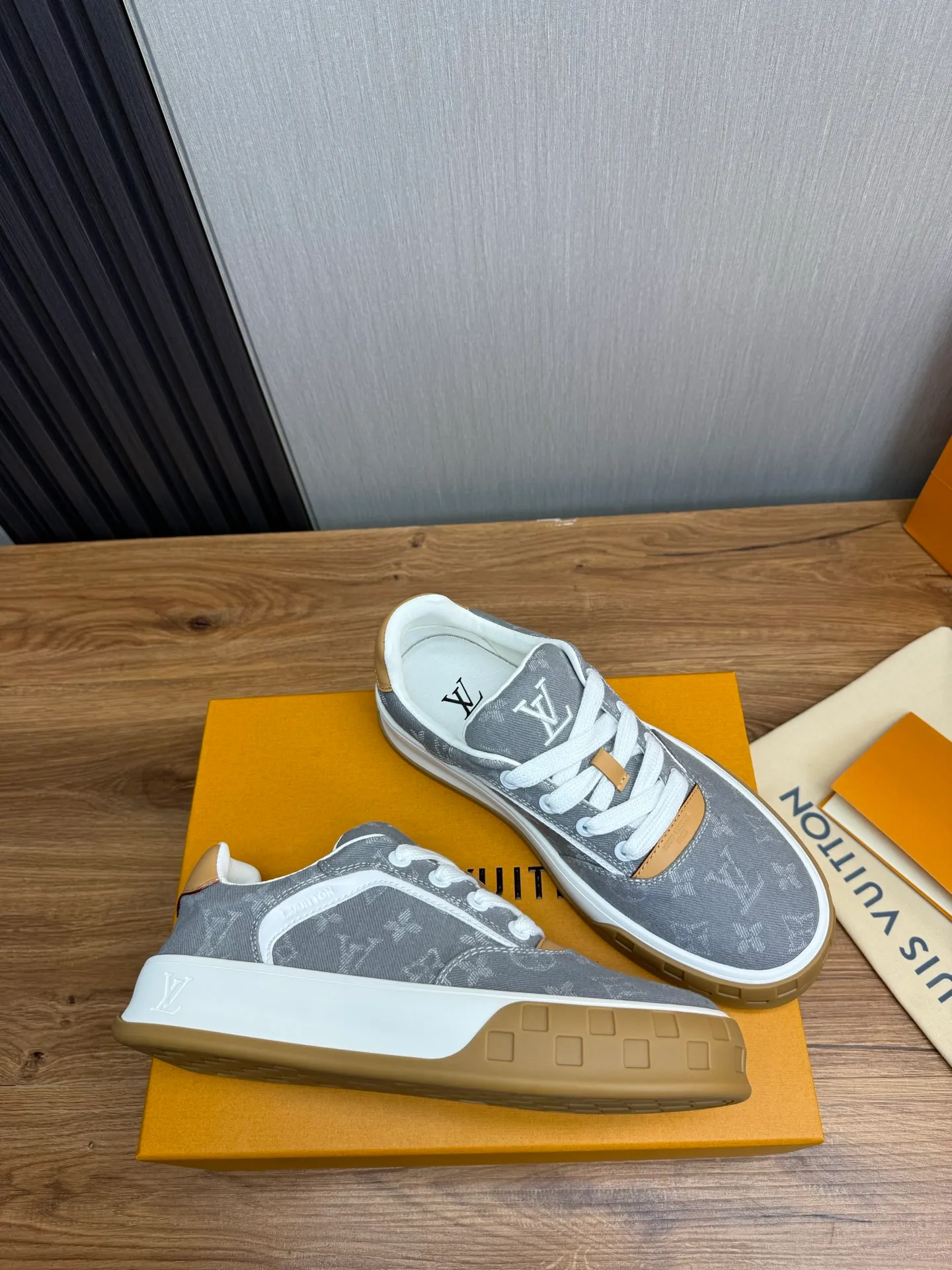 Men's shoes 620💰 Lv. Top purchasing agent🇮🇹 Louis Vuitton, sports sneakers counter synchronization, uppers imported from Italy, high-quality splicing and complex handicrafts, imported mesh pads are soft and comfortable, soles: original factory special soles, TPU exclusive movable molded soles super comfortable, original factory single goods, 🔍🔍high quality, you can enter and exit the counter at will, welcome to compare, code number 38-44 (customized 38.45)